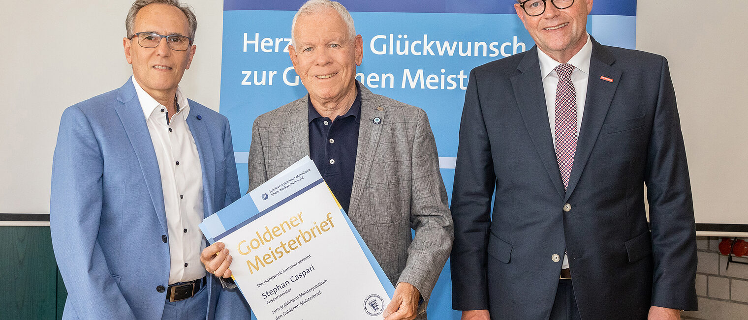 Goldene Meisterfeier 2022 - Friseurmeister Stephan Caspari mit Kammerpr&auml;sident Klaus Hofmann (r.) und dem Obermeister der Friseur und Kosmetik Innung Mannheim Salvatore Jaci (l.)