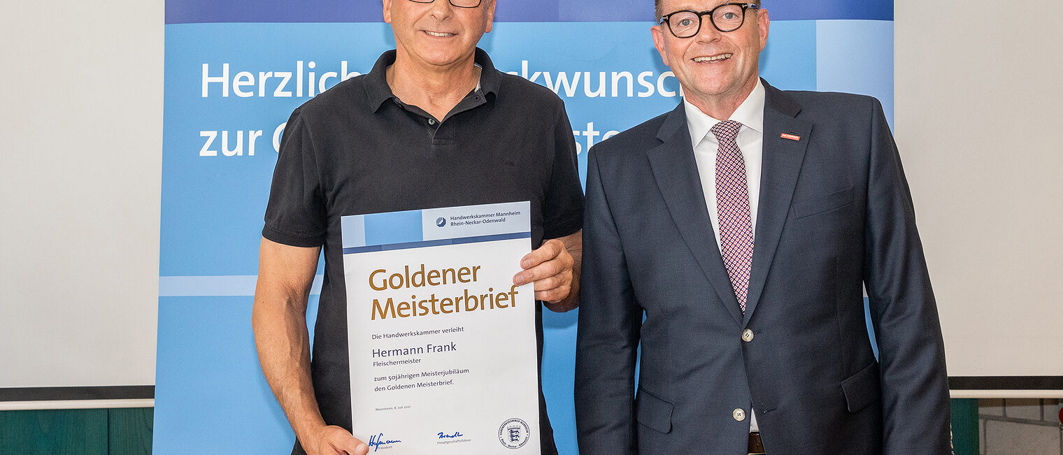 Goldene Meisterfeier 2022 - Fleischermeister Hermann Frank mit Kammerpr&auml;sident Klaus Hofmann