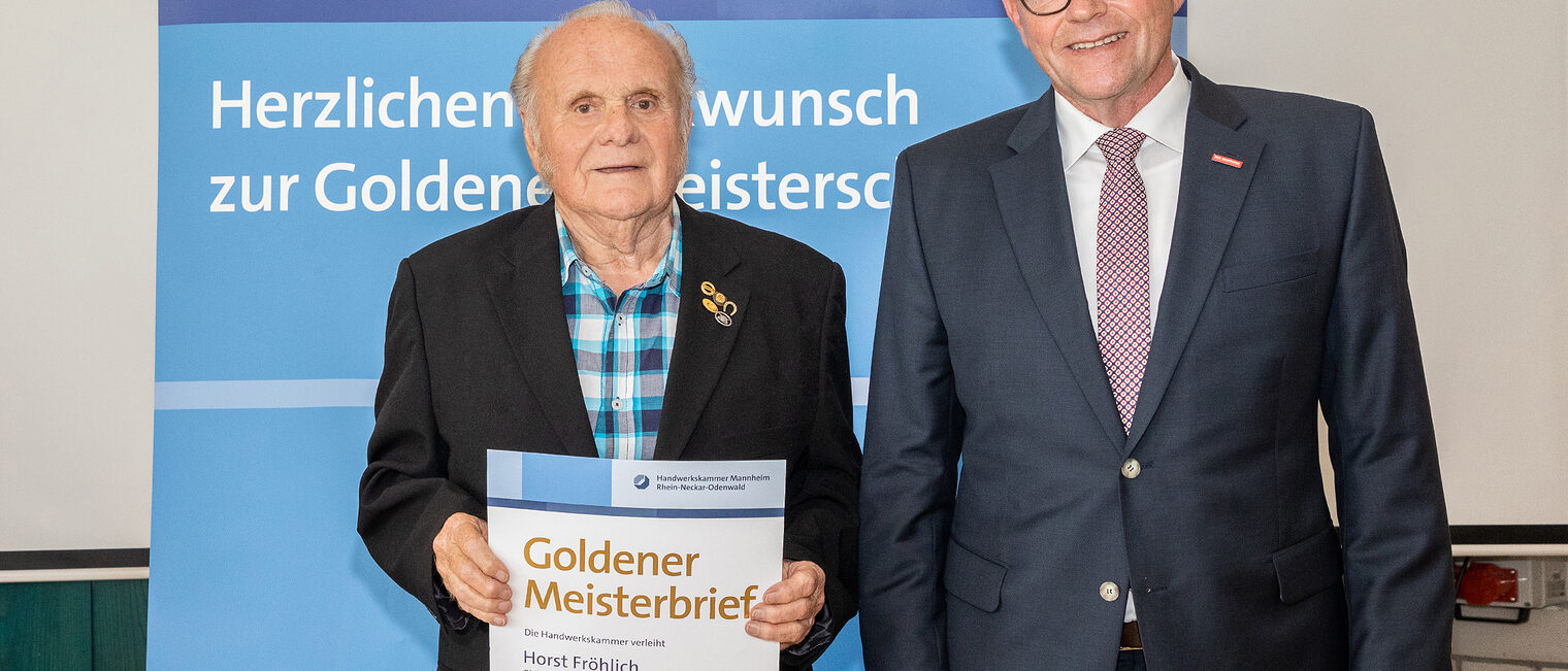 Goldene Meisterfeier 2022 - Elektroinstallateurmeister Horst Fr&ouml;hlich mit Kammerpr&auml;sident Klaus Hofmann