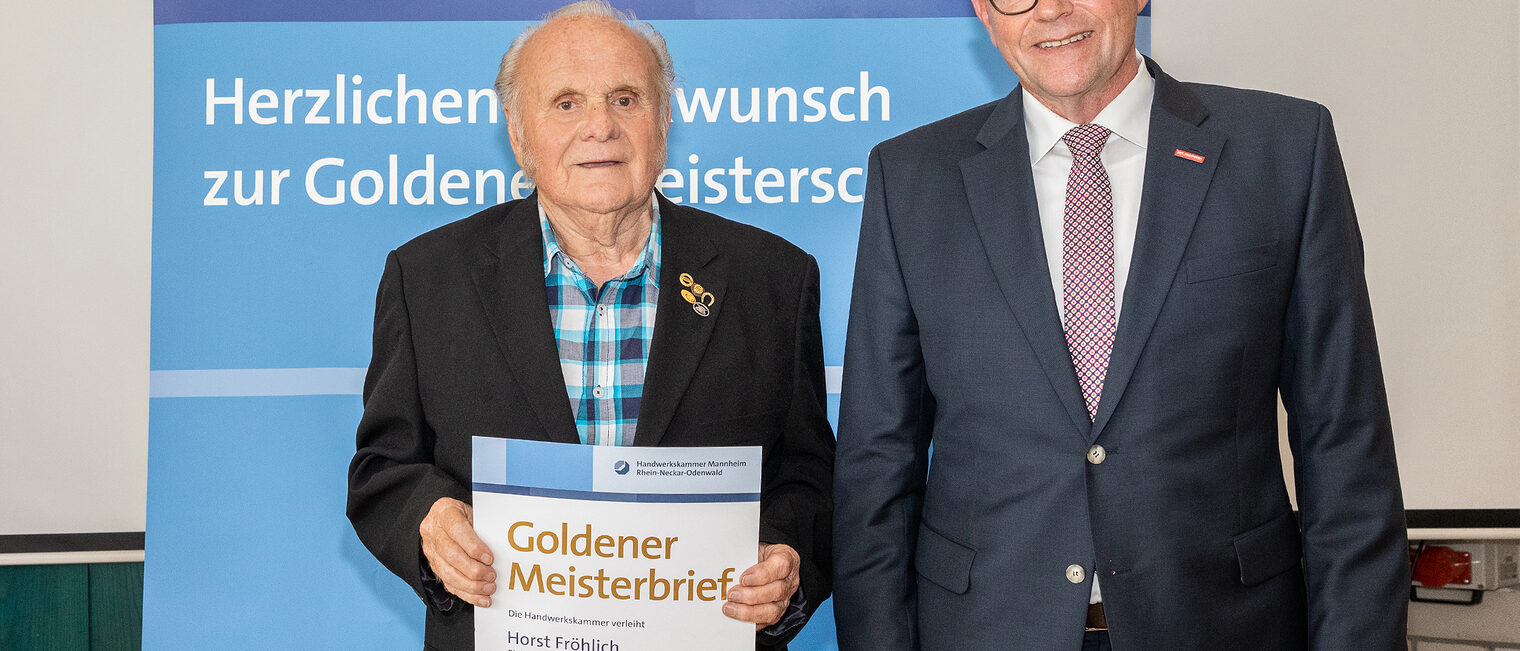 Goldene Meisterfeier 2022 - Elektroinstallateurmeister Horst Fröhlich mit Kammerpräsident Klaus Hofmann