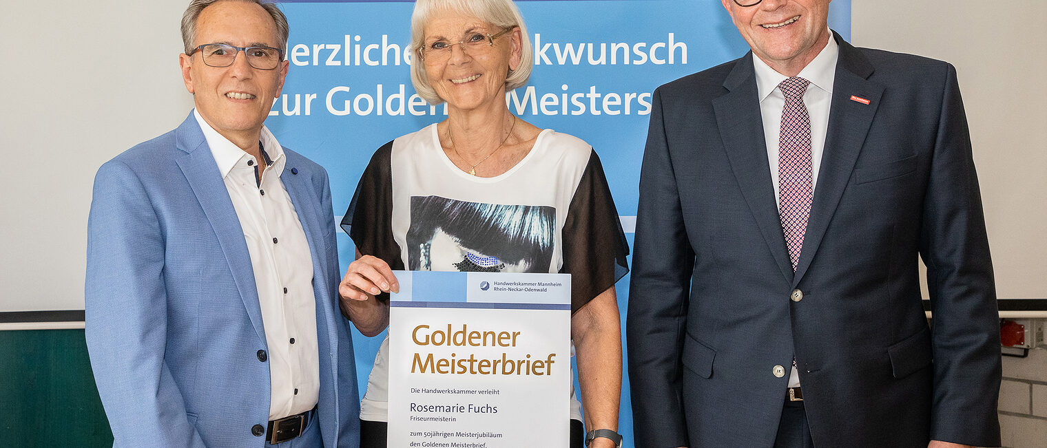 Goldene Meisterfeier 2022 - Friseurmeisterin Rosemarie Fuchs mit Kammerpr&auml;sident Klaus Hofmann (r.) und dem Obermeister der Friseur und Kosmetik Innung Mannheim Salvatore Jaci (l.)