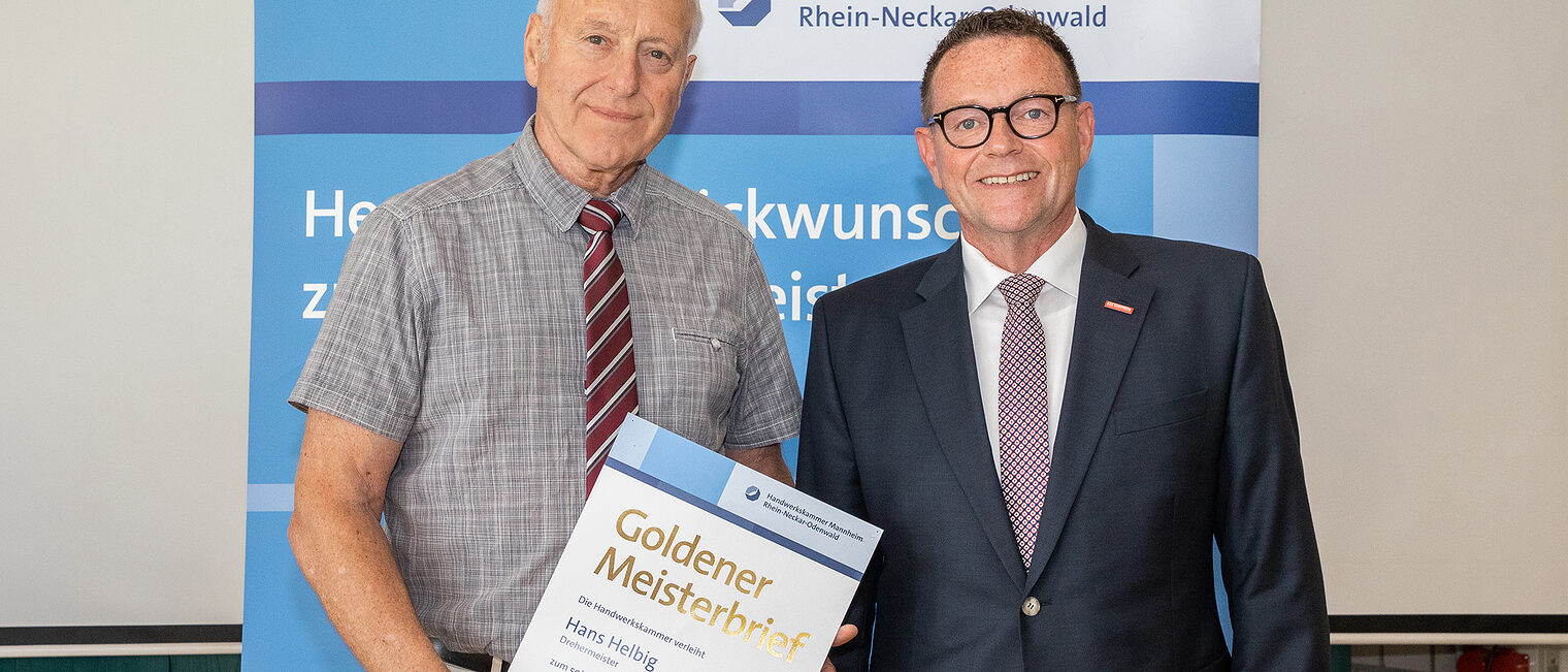 Goldene Meisterfeier 2022 - Drehermeister Hans Helbig mit Kammerpr&auml;sident Klaus Hofmann