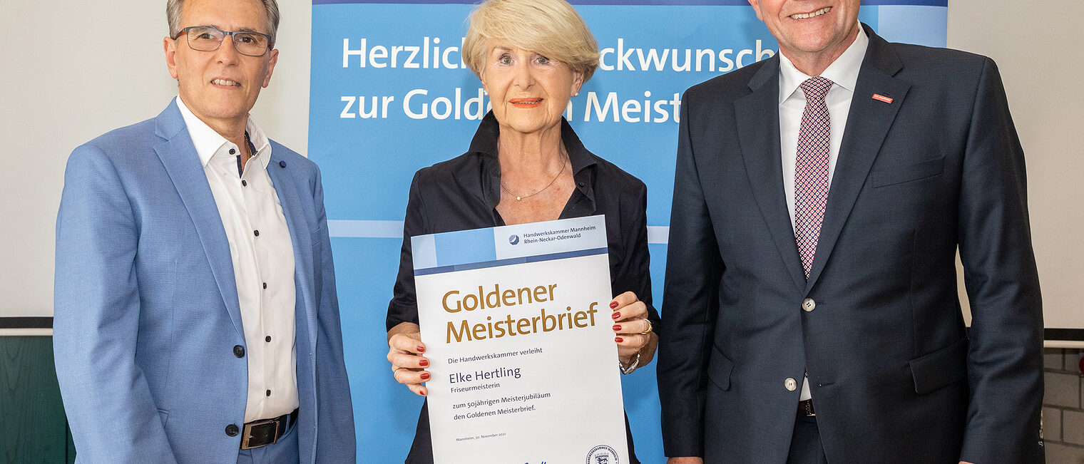 Goldene Meisterfeier 2022 - Friseurmeisterin Elke Hertling mit Kammerpräsident Klaus Hofmann (r.) und dem Obermeister der Friseur und Kosmetik Innung Mannheim Salvatore Jaci (l.)