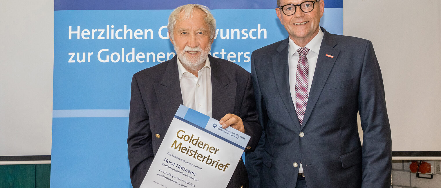 Goldene Meisterfeier 2022 - Kraftfahrzeugmechanikerrmeister Horst Hofmann mit Kammerpräsident Klaus Hofmann