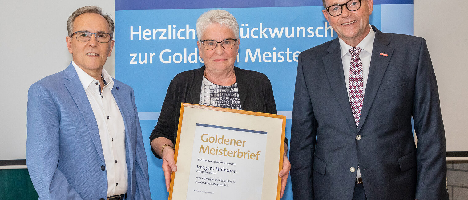 Goldene Meisterfeier 2022 - Friseurmeisterin Irmgard Hofmann mit Kammerpr&auml;sident Klaus Hofmann