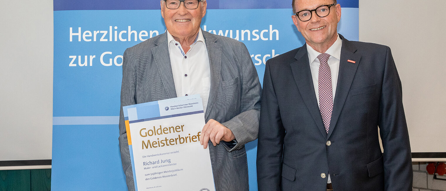 Goldene Meisterfeier 2022 - Maler- und Lackierermeister Richard Jung mit Kammerpr&auml;sident Klaus Hofmann
