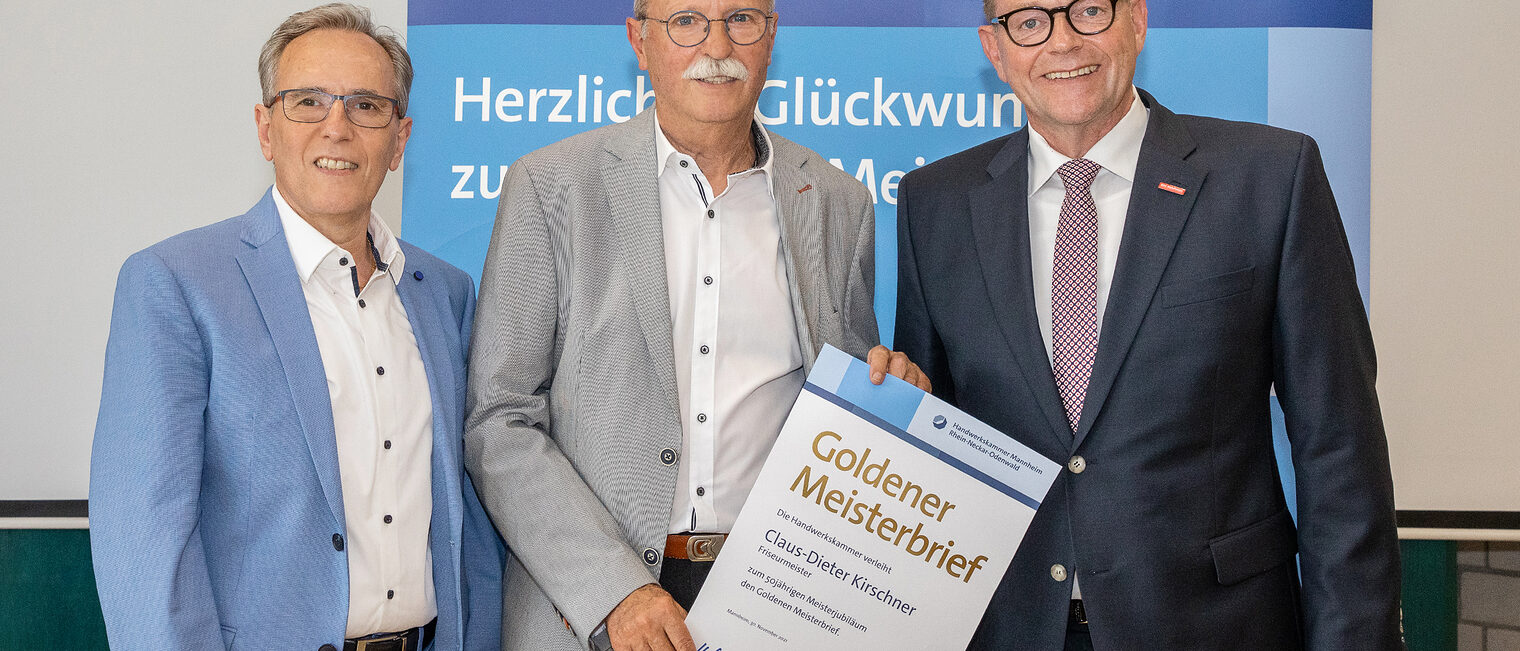 Goldene Meisterfeier 2022 - Friseurmeister Claus-Dieter Kirschner mit Kammerpr&auml;sident Klaus Hofmann (r.) und dem Obermeister der Friseru und Kosmetik Innung Mannheim Salvatore Jaci (l.)