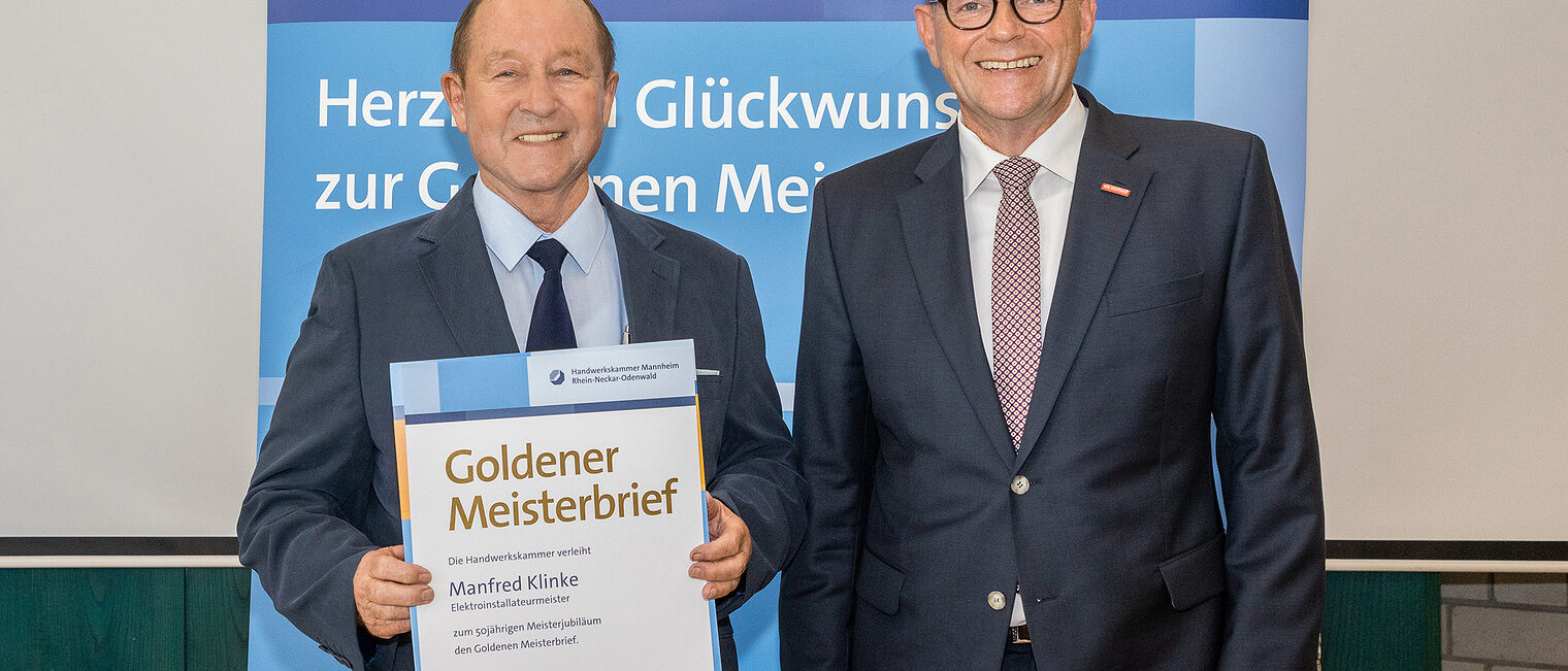 Goldene Meisterfeier 2022 - Elektroinstallateurmeister Manfred Klink mit Kammerpr&auml;sident Klaus Hofmann