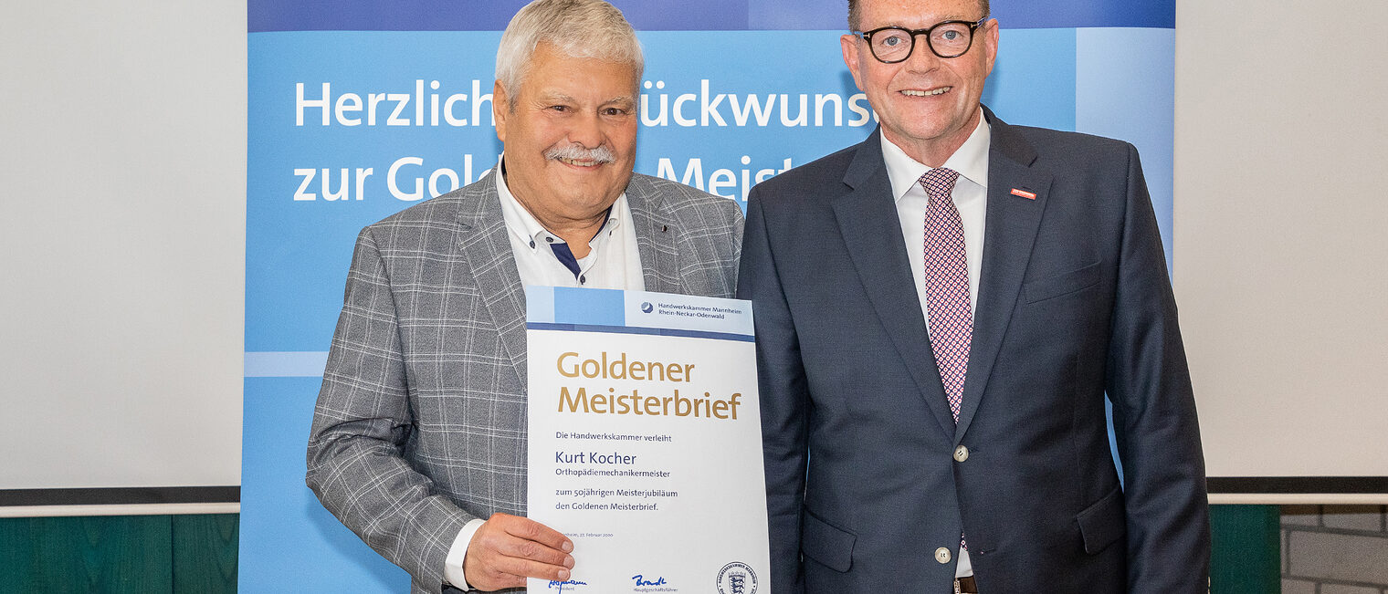 Goldene Meisterfeier 2022 - Orthop&auml;diemechanikermeister Kurt Kocher mit Kammerpr&auml;sident Klaus Hofmann