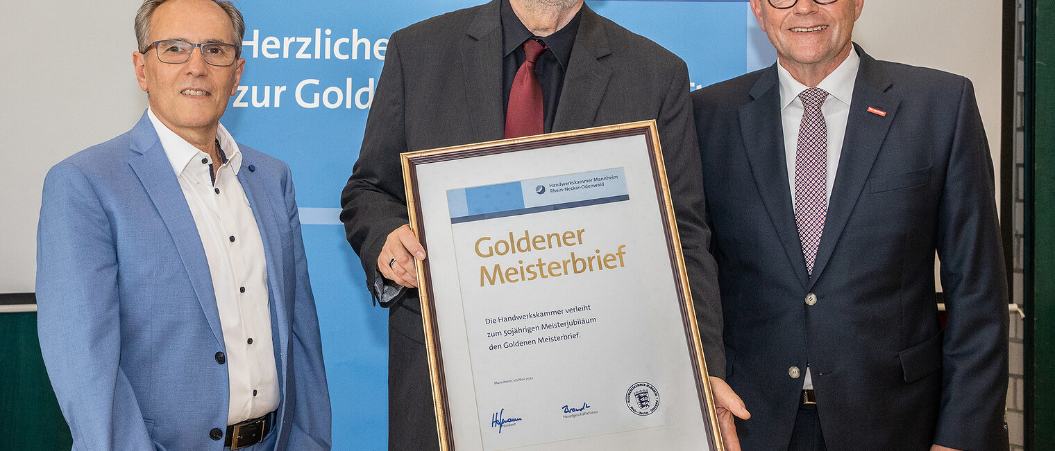 Goldene Meisterfeier 2022 - Friseurmeister Rolf-Peter Kühnl mit Kammerpräsident Klaus Hofmann (r.) und dem Obermeister der Friseur und Kosmetik Innung Mannheim Salvatore Jaci (l.)