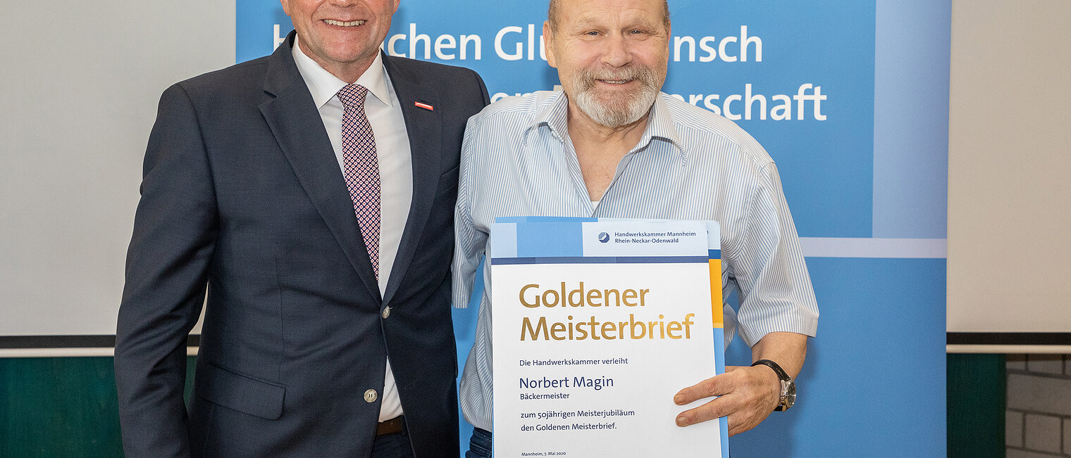 Goldene Meisterfeier 2022 - B&auml;ckermeister Norbert Magin mit Kammerpr&auml;sident Klaus Hofmann