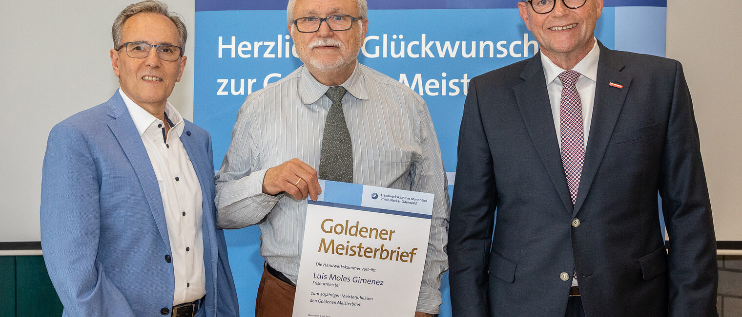 Goldene Meisterfeier 2022 - Friseurmeister Luis Moles Gimenez mit Kammerpräsident Klaus Hofmann (r.) und dem Obermeister der Friseur und Kosmetik Innung Mannheim Salvatore Jaci (l.)