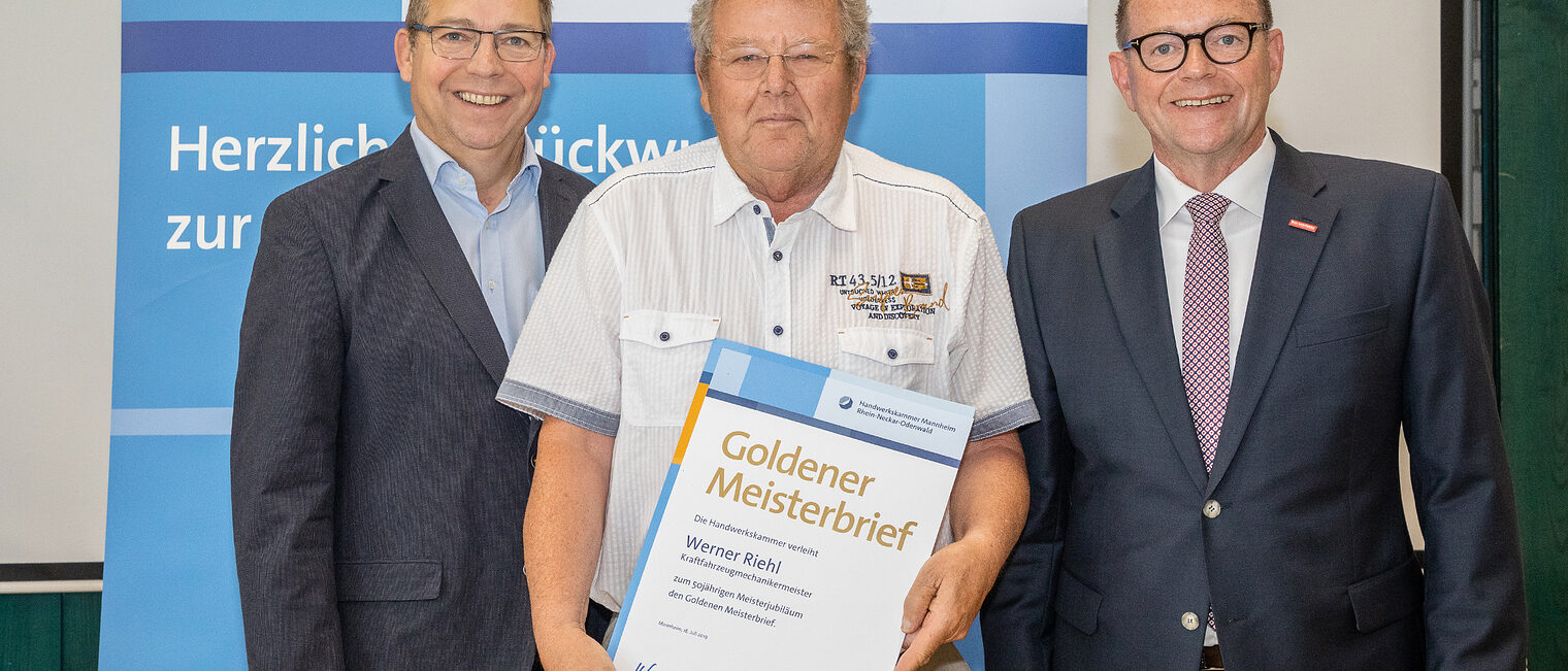 Goldene Meisterfeier 2022 - Kraftfahrzeugmechanikerrmeister Werner Riehl mit Kammerpräsident Klaus Hofmann und dem Obermeister der Innung des Kraftfahrzeuggewerbes Rein-Neckar-Odenwald Dietmar Clysters