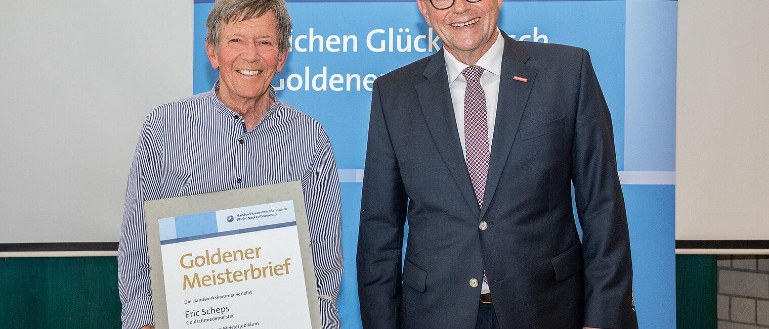 Goldene Meisterfeier 2022 - Goldschmiedemeister Eric Scheps mit Kammerpr&auml;sident Klaus Hofmann