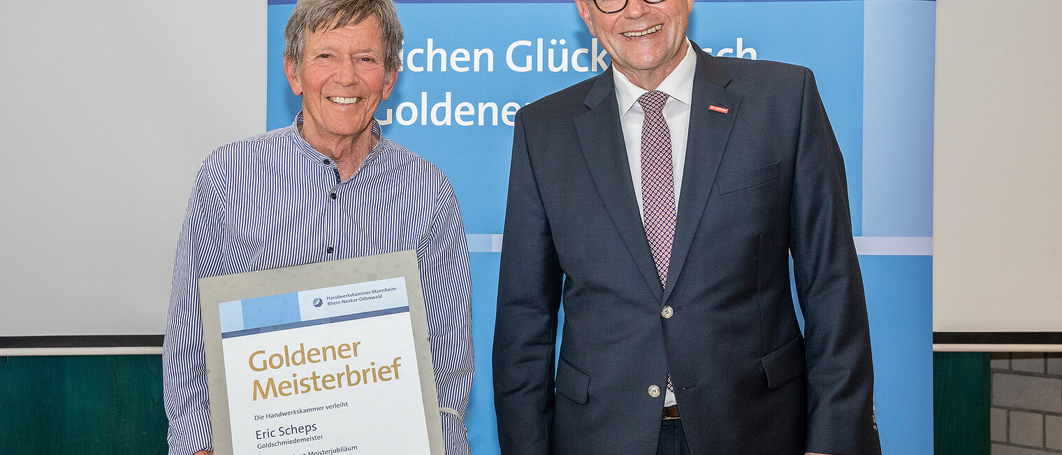 Goldene Meisterfeier 2022 - Goldschmiedemeister Eric Scheps mit Kammerpräsident Klaus Hofmann