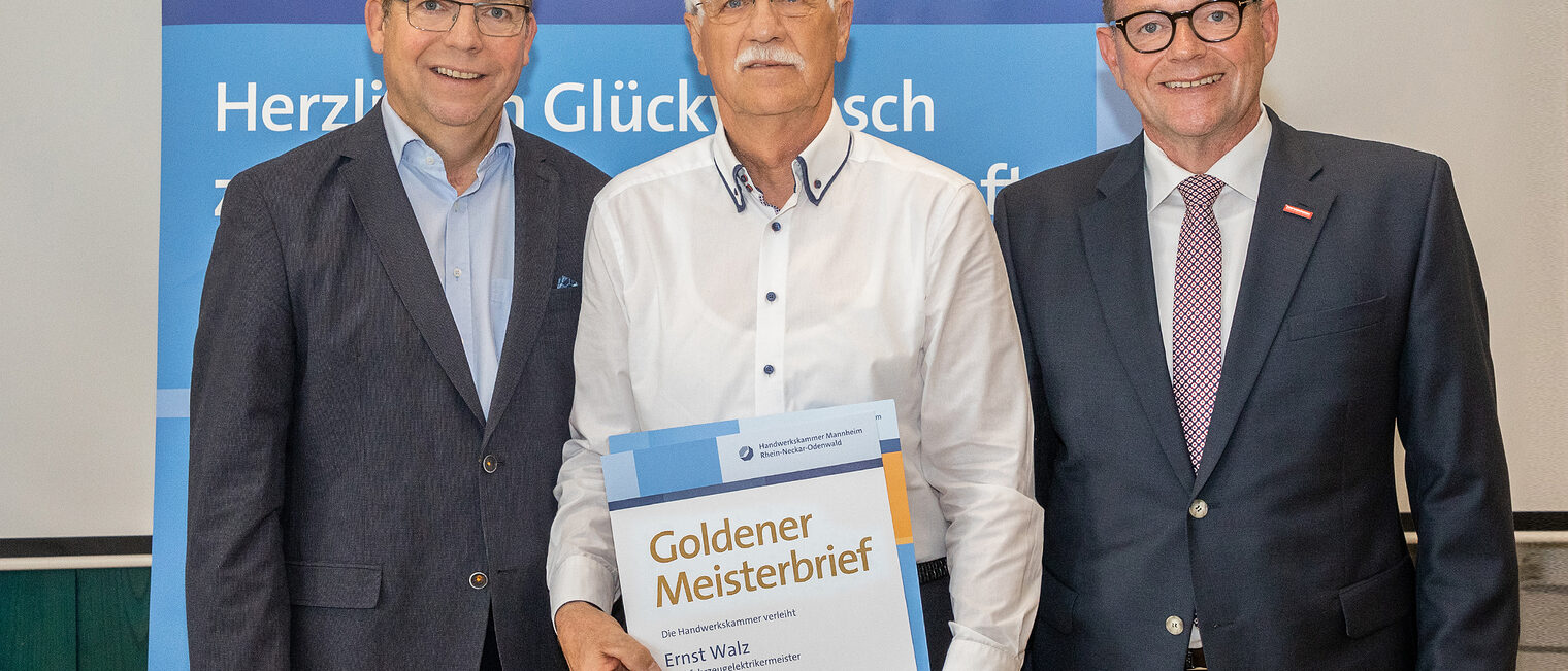 Goldene Meisterfeier 2022 - Kraftfahrzeugelektrikermeister Ernst Walz mit Kammerpr&auml;sident Klaus Hofmann (r.) unde dem Obermeister der Innung des Kraftfahrzeuggewerbes Rhein-Neckar-Odenwald Dietmar Clysters (l.)