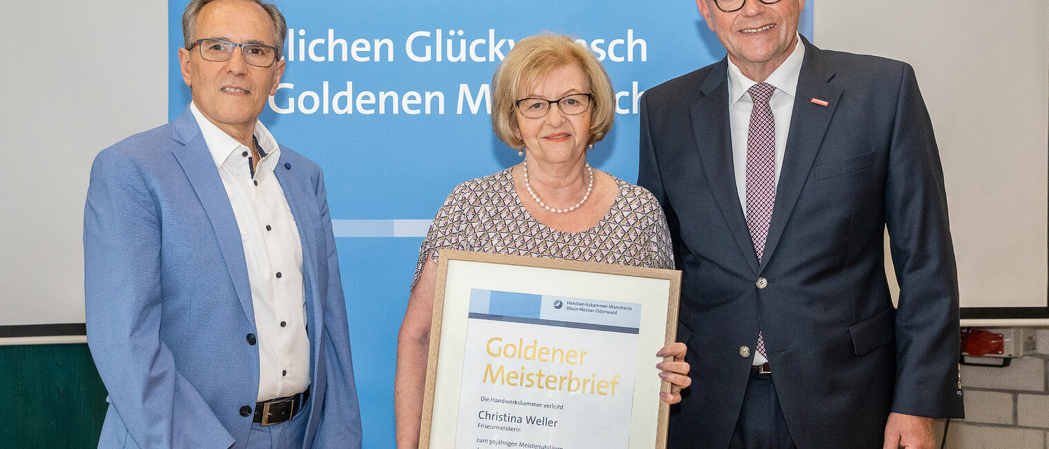 Goldene Meisterfeier 2022 - Friseurmeisterin Christina Weller mit Kammerpräsident Klaus Hofmann (r.) und dem Obermeister der Friseur und Kosmetik Innung Mannheim Salvatore Jaci (l.)