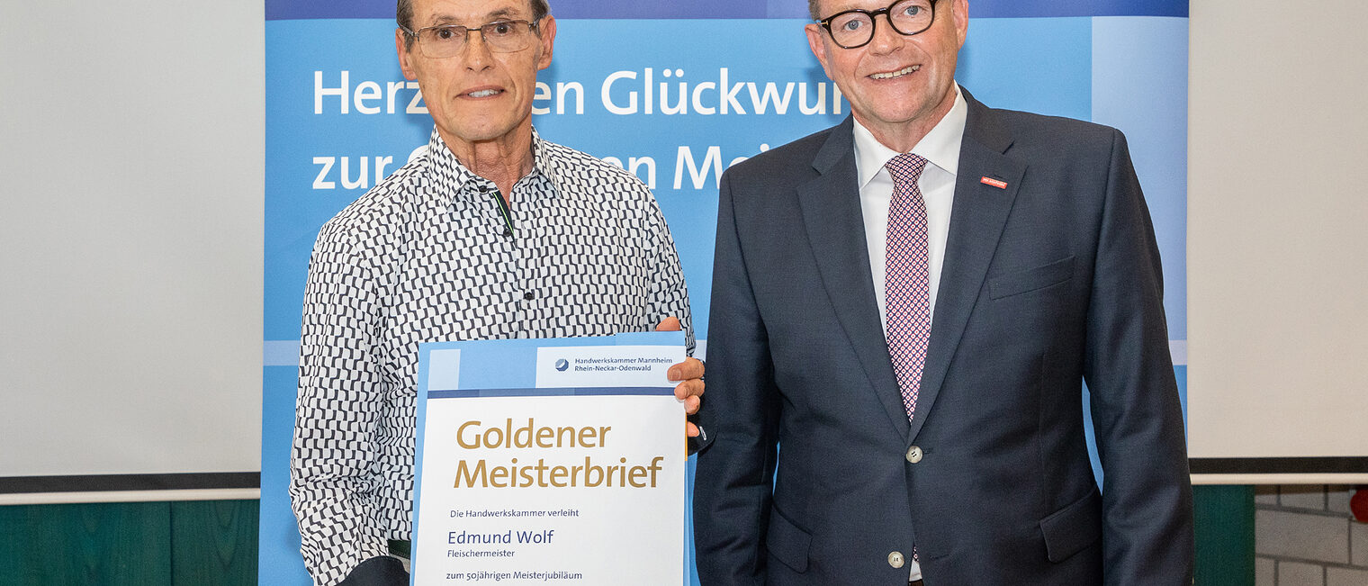 Goldene Meisterfeier 2022 - Fleischermeister Edmund Wolf mit Kammerpr&auml;sident Klaus Hofmann 