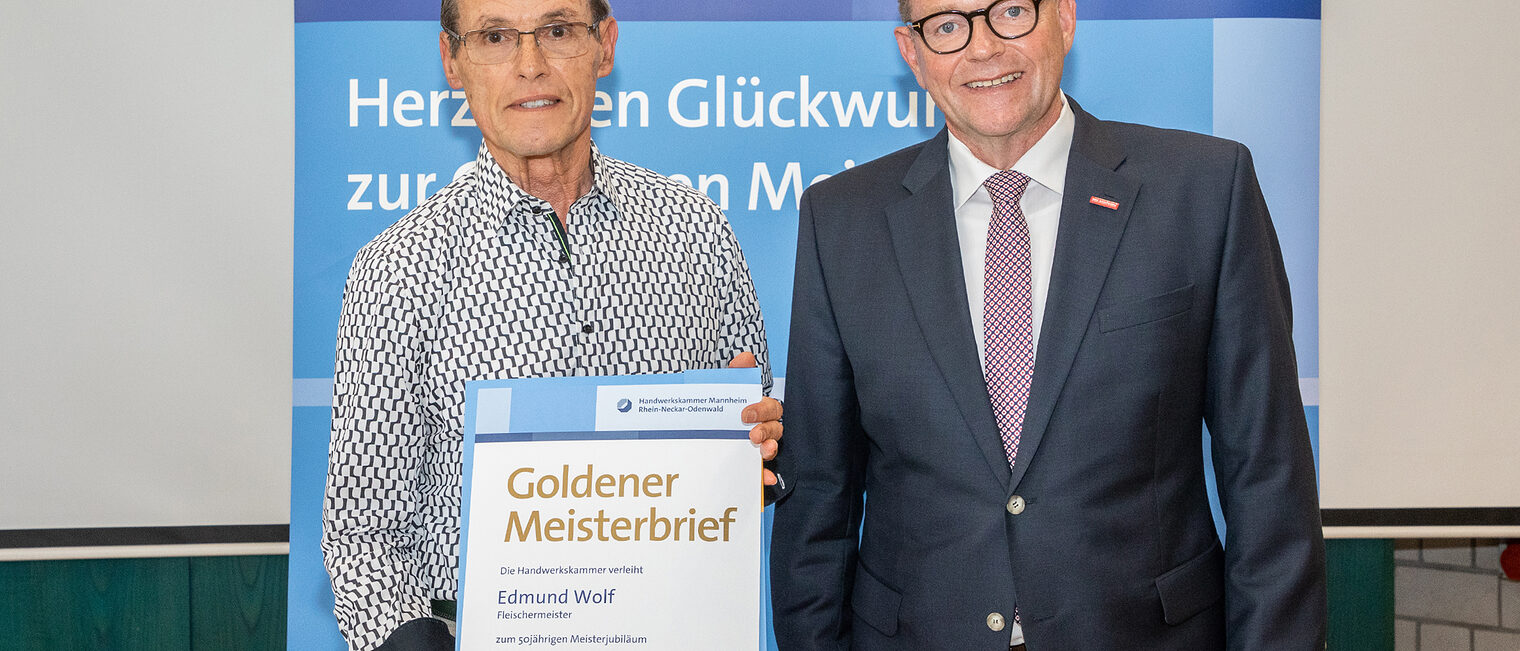 Goldene Meisterfeier 2022 - Fleischermeister Edmund Wolf mit Kammerpräsident Klaus Hofmann 