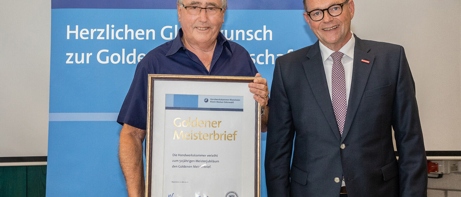 Goldene Meisterfeier 2022 - Elektroinstallateurmeister Walter Wolf mit Kammerpr&auml;sident Klaus Hofmann 