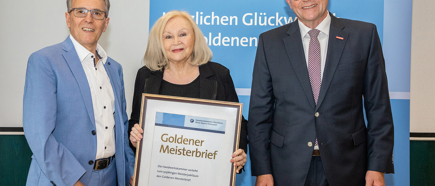 Goldene Meisterfeier 2022 - Friseurmeisterin Sybille Scheidel mit Kammerpräsident Klaus Hofmann (r.) und dem Obermeister der Friseur und Kosmetik Innung Mannheim Salvatore Jaci (l.)