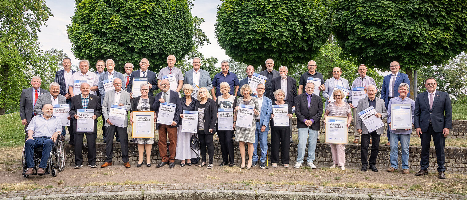 Goldene Meisterfeier 2022 - Gruppenbild der Jahrg&auml;nge 1970 und 1971 auf dem Gel&auml;nde der Bildungsakademie Mannheim