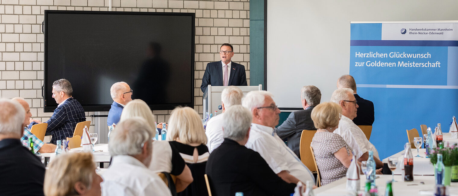 Goldene Meisterfeier 2022 - Klaus Hofmann am Rednerpult mit Blick durch den Saal