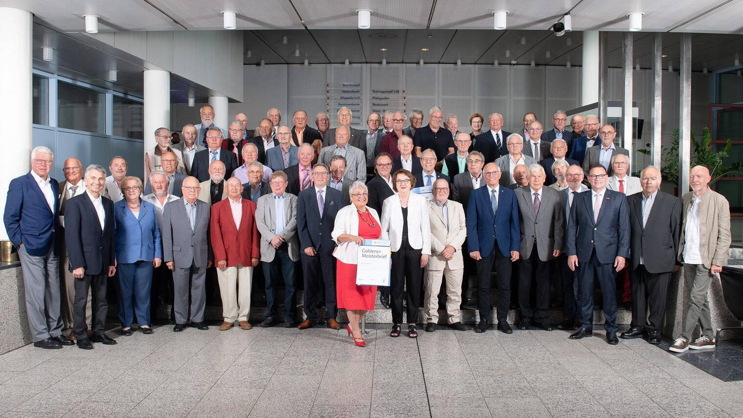 Goldene Meister der Jahrgänge 1970 bis 1972 mit ihrem Goldenen Meisterbrief im Staufer-Saal des Best Western Palatin Kongresshotels 