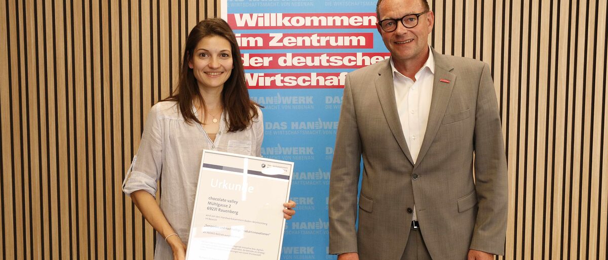 Sandra Serry-Eckhardt, Inhaberin von Chocolat Valley in Rauenberg, (links) erhielt die Indiko-Urkunde aus den Händen von Kammerpräsident Klaus Hofmann.