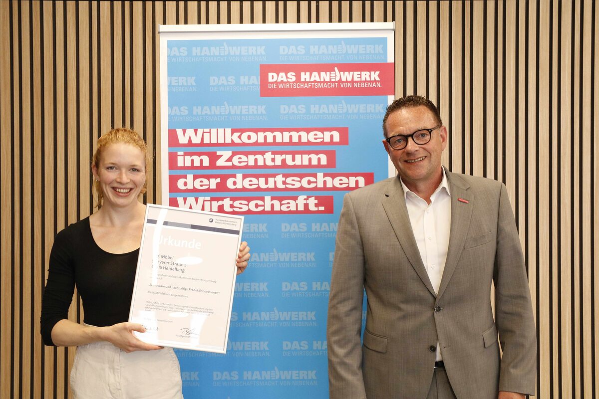 Maxime Krämer (links), Inhaberin von MK Möbel in Heidelberg, zusammen mit dem Präsidenten der Handwerkskammer Mannheim Rhein-Neckar-Odenwald, Klaus Hofmann, der die Indiko-Auszeichnung überreichte. 