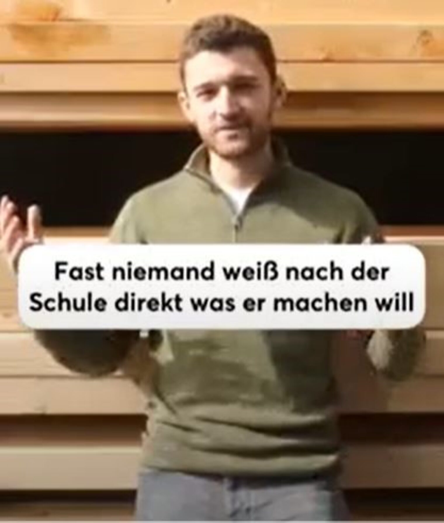Azubi Nicolas spricht in einem TikTok-Clip über seine Ausbildung im Handwerk