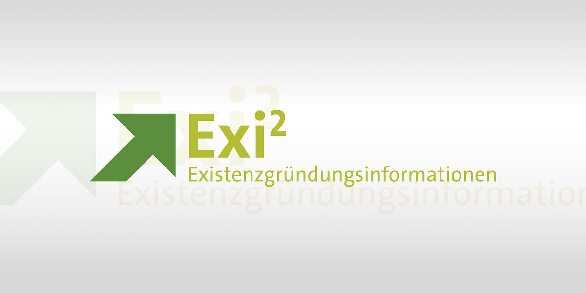 Exi2-Infos Signet der Veranstaltung: Existenzgründungsinfomation; dunkelgrüner Pfeil von links unten nach rechts oben zeigend mit dem Wortmarke "Exi²" und dem Zusatz Existentzgründungsinformation