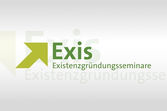 Signet der Veranstaltung: Existenzgründungsseminare; hellgrüner Pfeil von links unten nach rechts oben zeigend mit dem Wortmarke "Exis" und dem Zusatz Existentzgründungsseminare