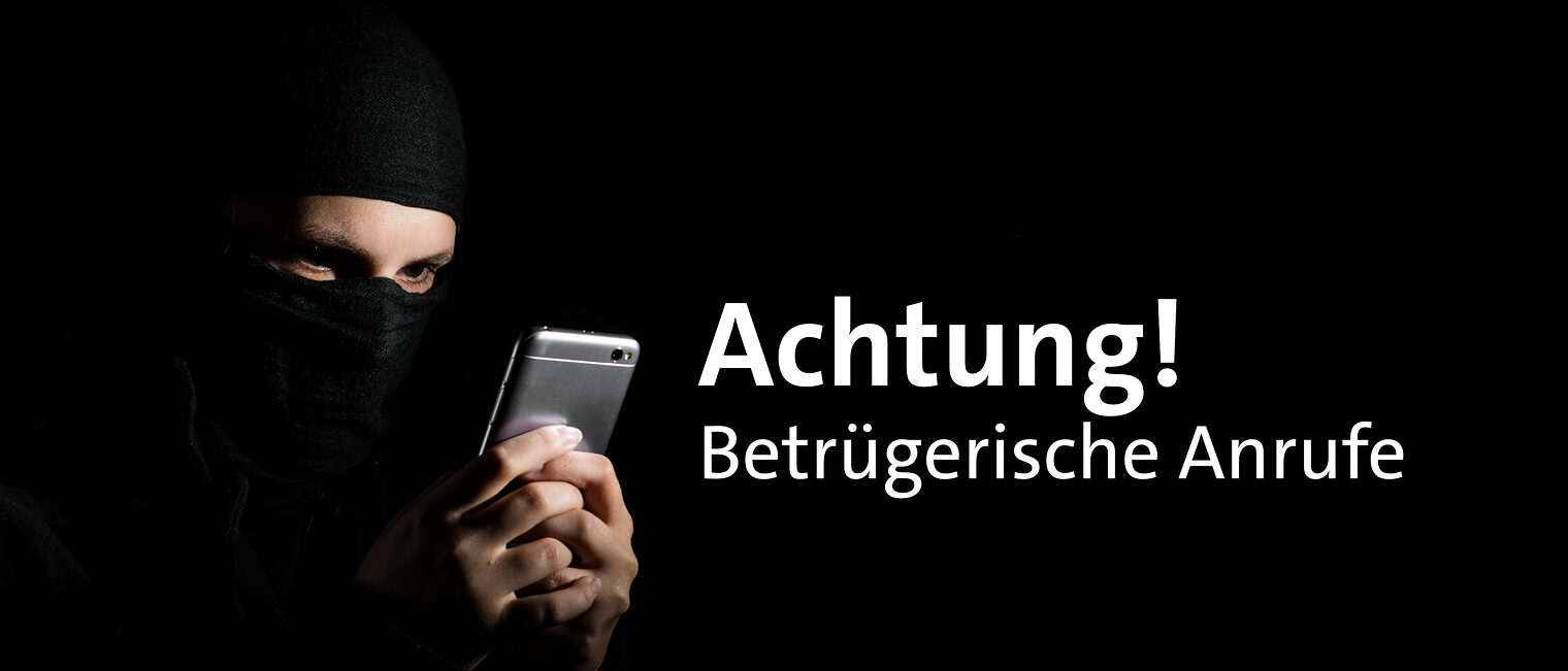 Mann mit Skimaske und Smartphone in der Hand, Text: Achtung! Betrügerische Anrufe.