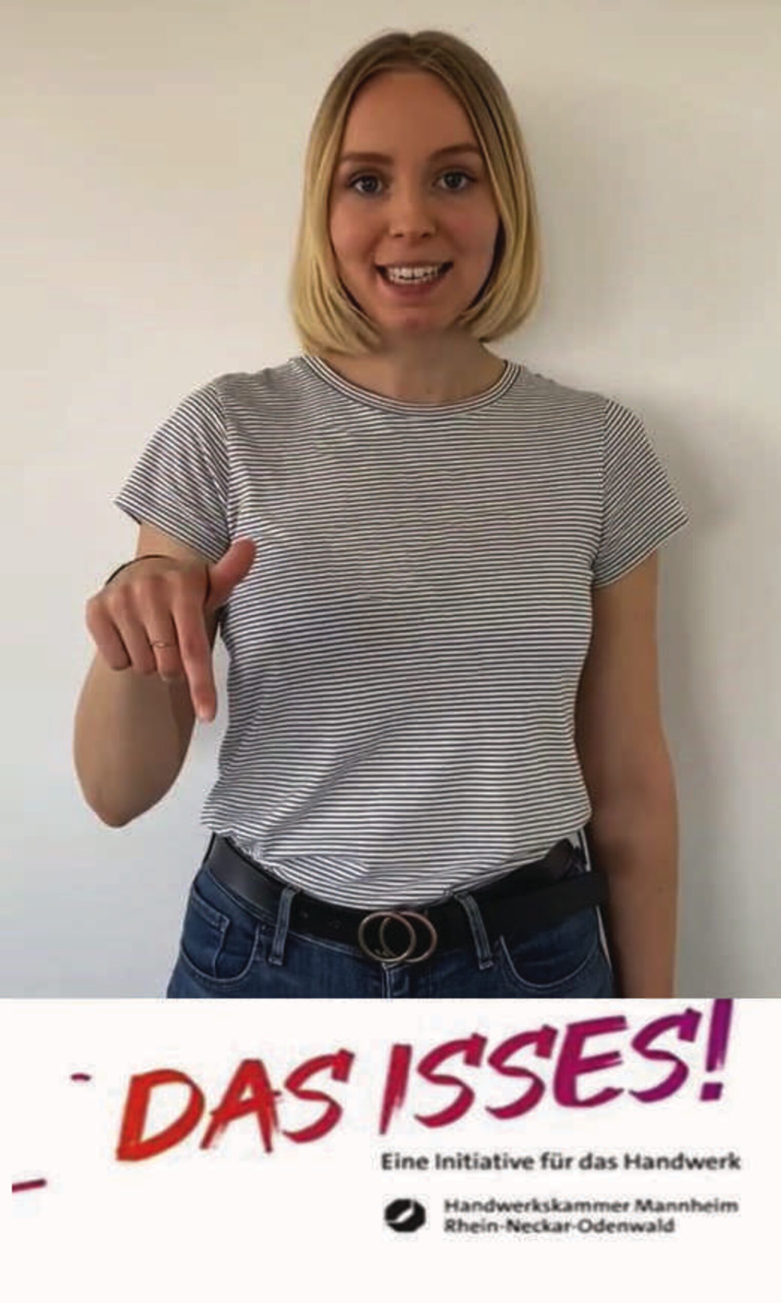 Blondes Mädchen im TikTok-Video erklärt etwas