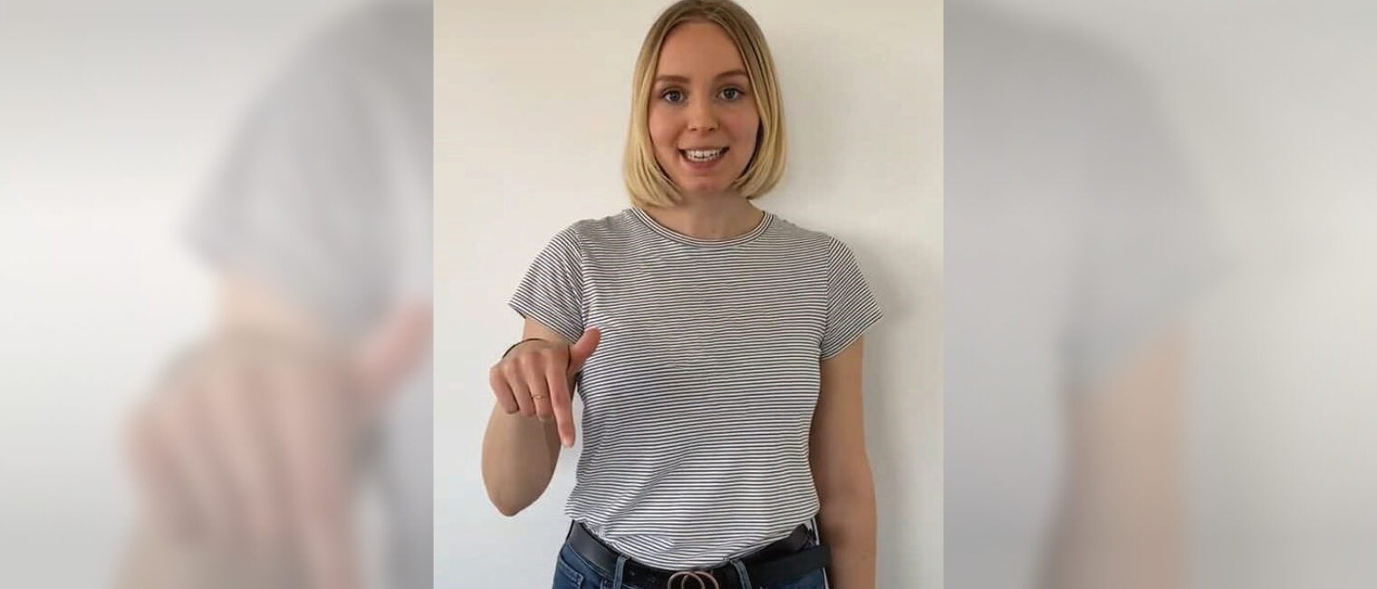 Junge blonde Frau erklärt auf TikTok etwas