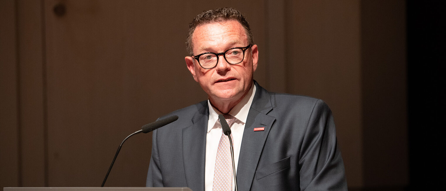  Kammerpräsident Klaus Hofmann am Rednerpult