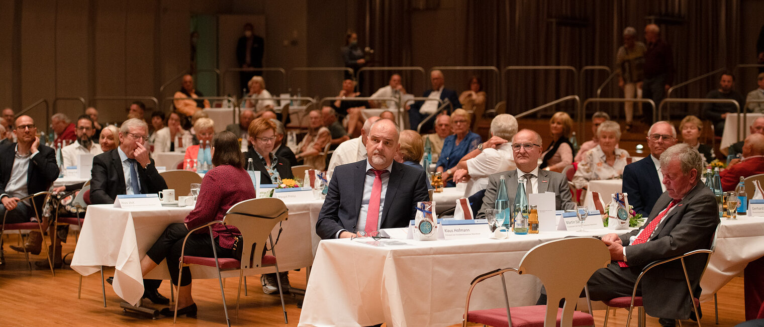 Pr&auml;sidium und G&auml;ste der Goldenen Meisterfeier in Wiesloch 2022 sitzen am Tisch
