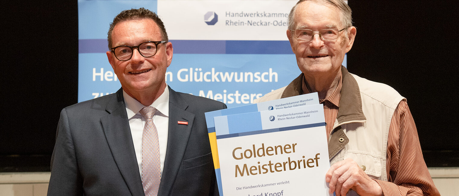 Kammerpräsident Klaus Hofmann überreicht Gas- und Wasserinstallateurmeister auf der Goldene Meisterfeier in Wiesloch 2022 seinen Goldenen Meisterbrief