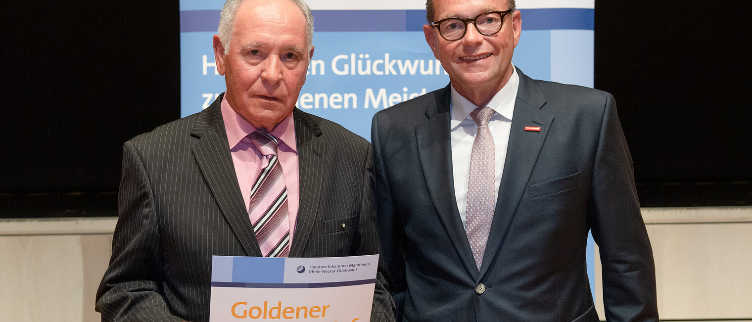 Kammerpr&auml;sident Klaus Hofmann &uuml;berreicht Maschinenbauermeister Fritz Wolf auf der Goldene Meisterfeier in Wiesloch 2022 den Goldenen Meisterbrief