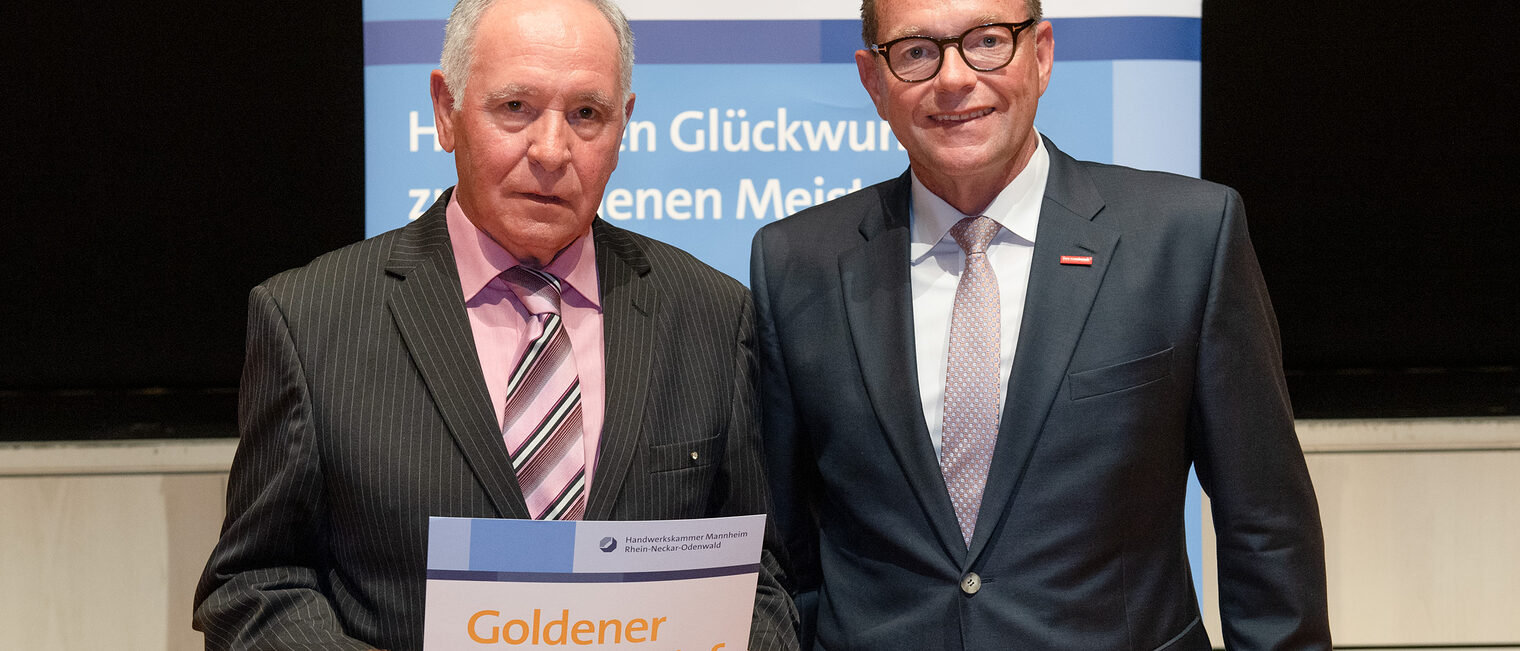 Kammerpräsident Klaus Hofmann überreicht Maschinenbauermeister Fritz Wolf auf der Goldene Meisterfeier in Wiesloch 2022 den Goldenen Meisterbrief