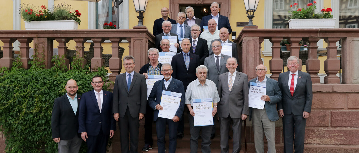 Gruppenbild Goldene Meisterfeier in Buchen 2022 auf der Treppe des Hotels "Prinz Karl"