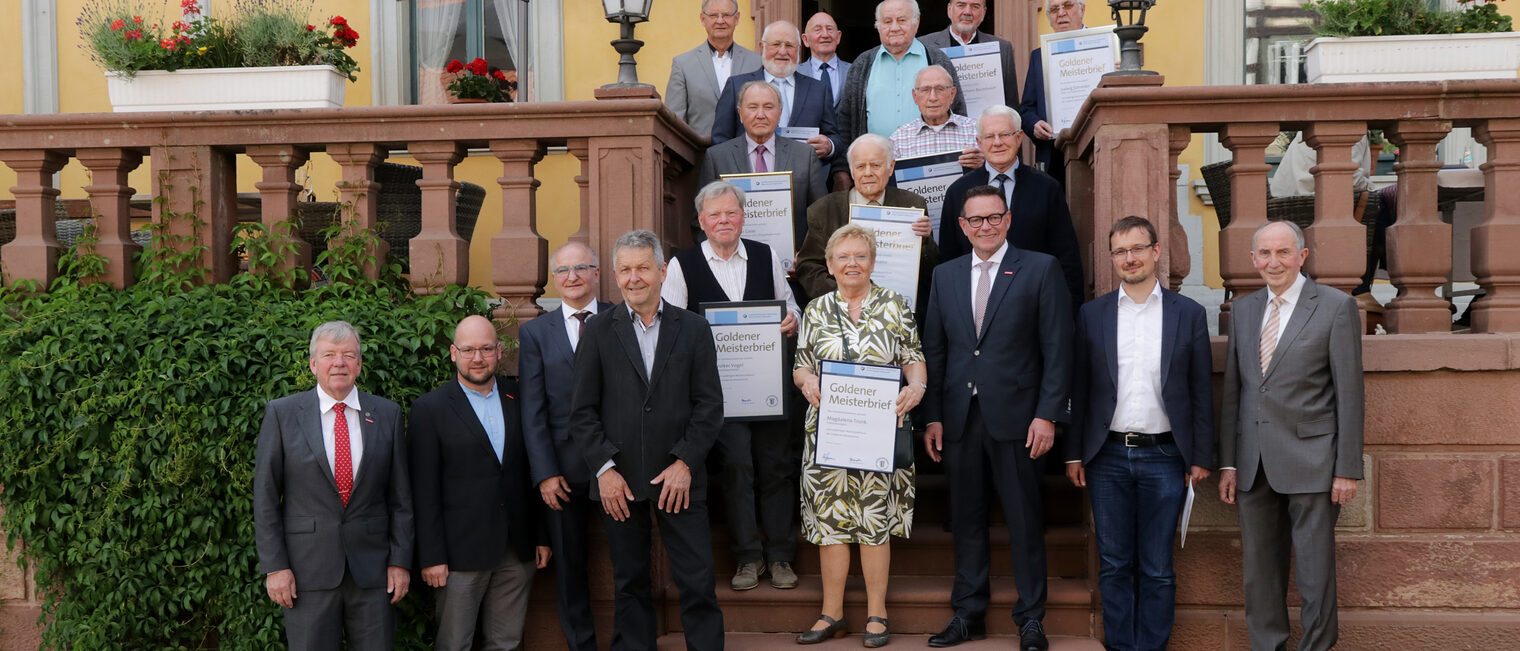 Gruppenbild Goldene Meisterfeier in Buchen 2022 auf der Treppe des Hotels "Prinz Karl" - Tag 2