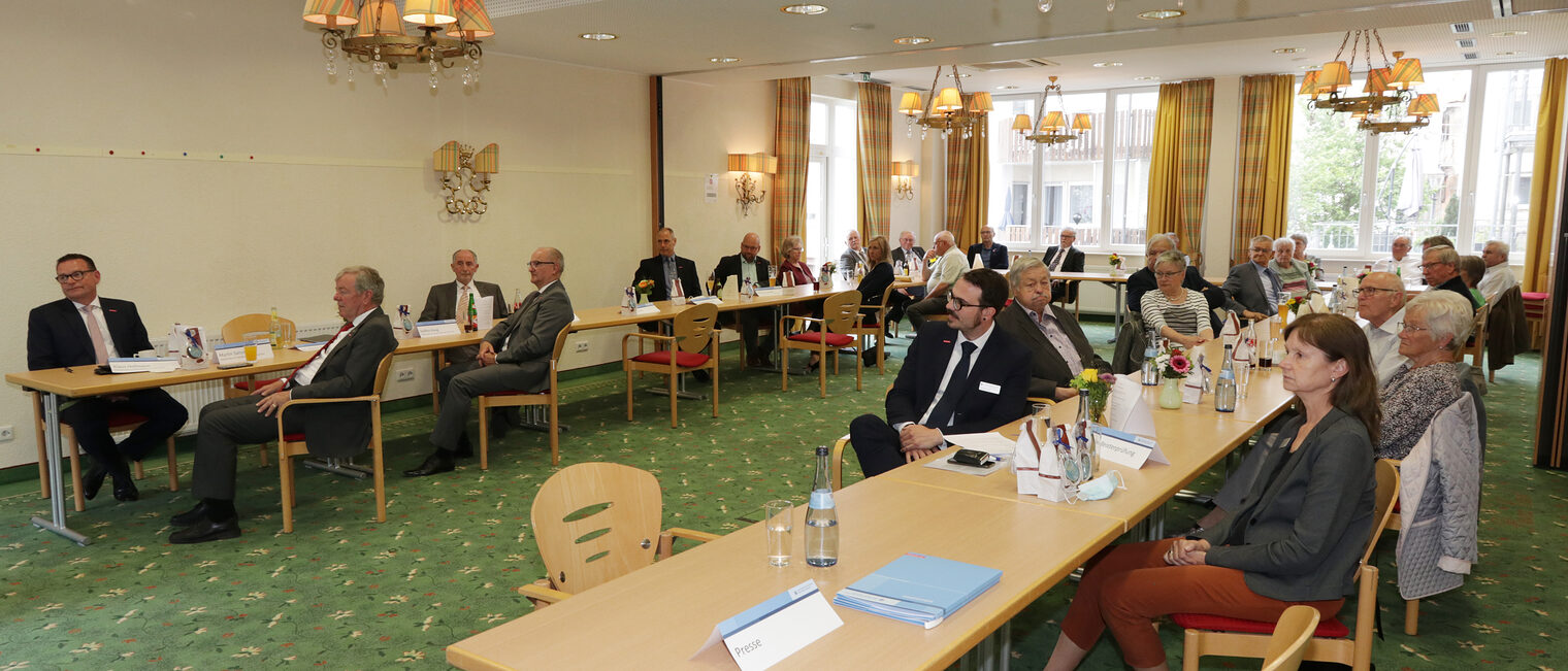 Blick in den Saal im Hotel Prinz karl mit einer &Uuml;bersicht &uuml;ber die G&auml;ste auf der Goldene Meisterfeier in Buchen 2022