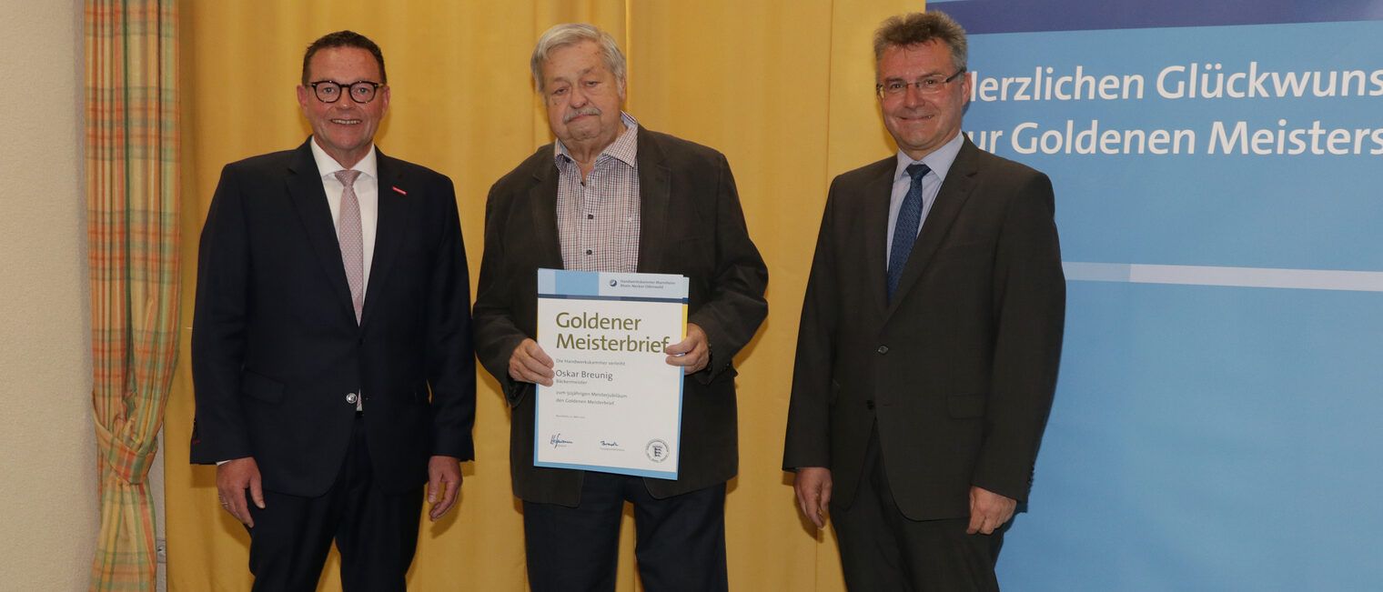 Kammerpr&auml;sident Klaus Hofmann &uuml;berreicht im Hotel Prinz Karl in Buchen zusammen mit dem Landrat Dr. Achim Br&ouml;tel den Goldenen Meisterbrief an B&auml;ckermeister Oskar Breunig