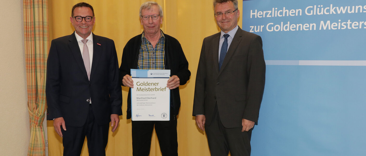 Kammerpr&auml;sident Klaus Hofmann &uuml;berreicht im Hotel Prinz Karl in Buchen zusammen mit dem Landrat Dr. Achim Br&ouml;tel den Goldenen Meisterbrief an Mechanikermeister Manfred Eberhard