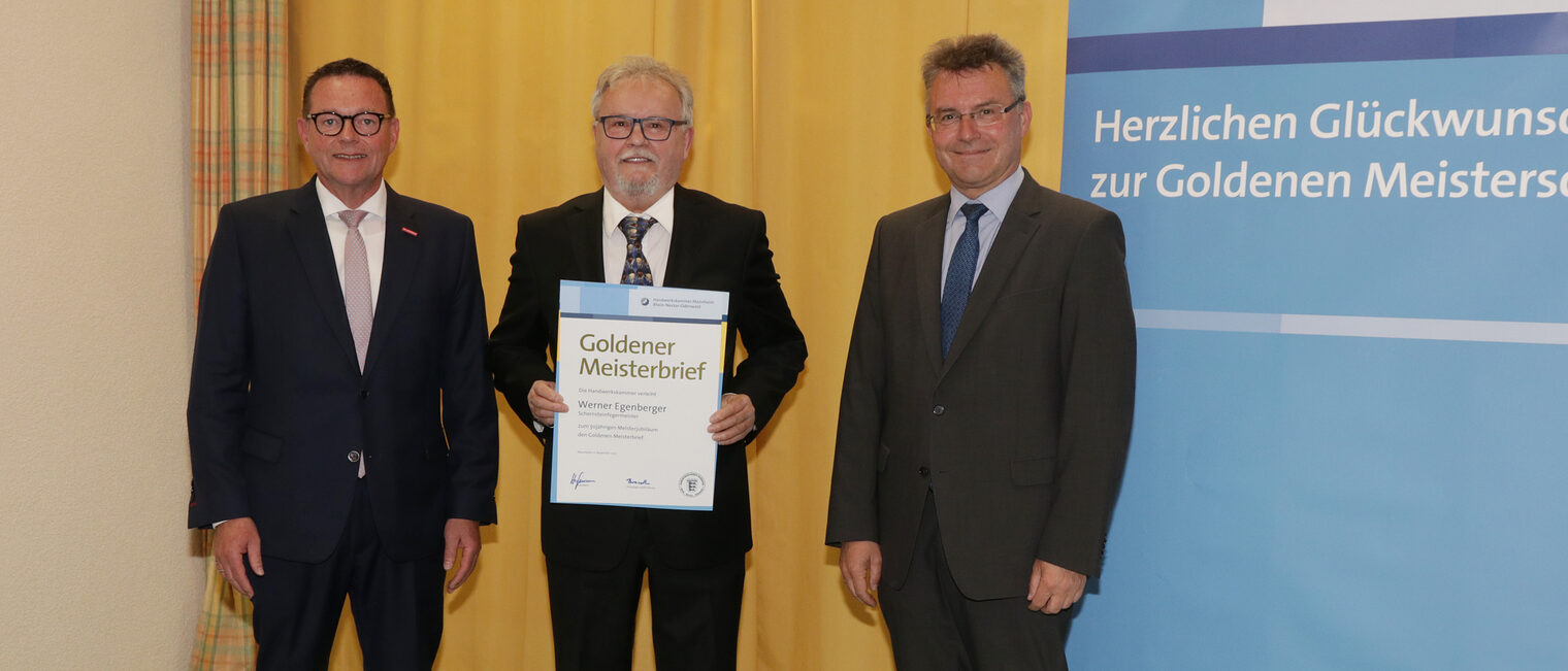 Kammerpräsident Klaus Hofmann überreicht im Hotel Prinz Karl in Buchen zusammen mit dem Landrat Dr. Achim Brötel den Goldenen Meisterbrief an Schornsteinfegermeister Werner Egenberger 