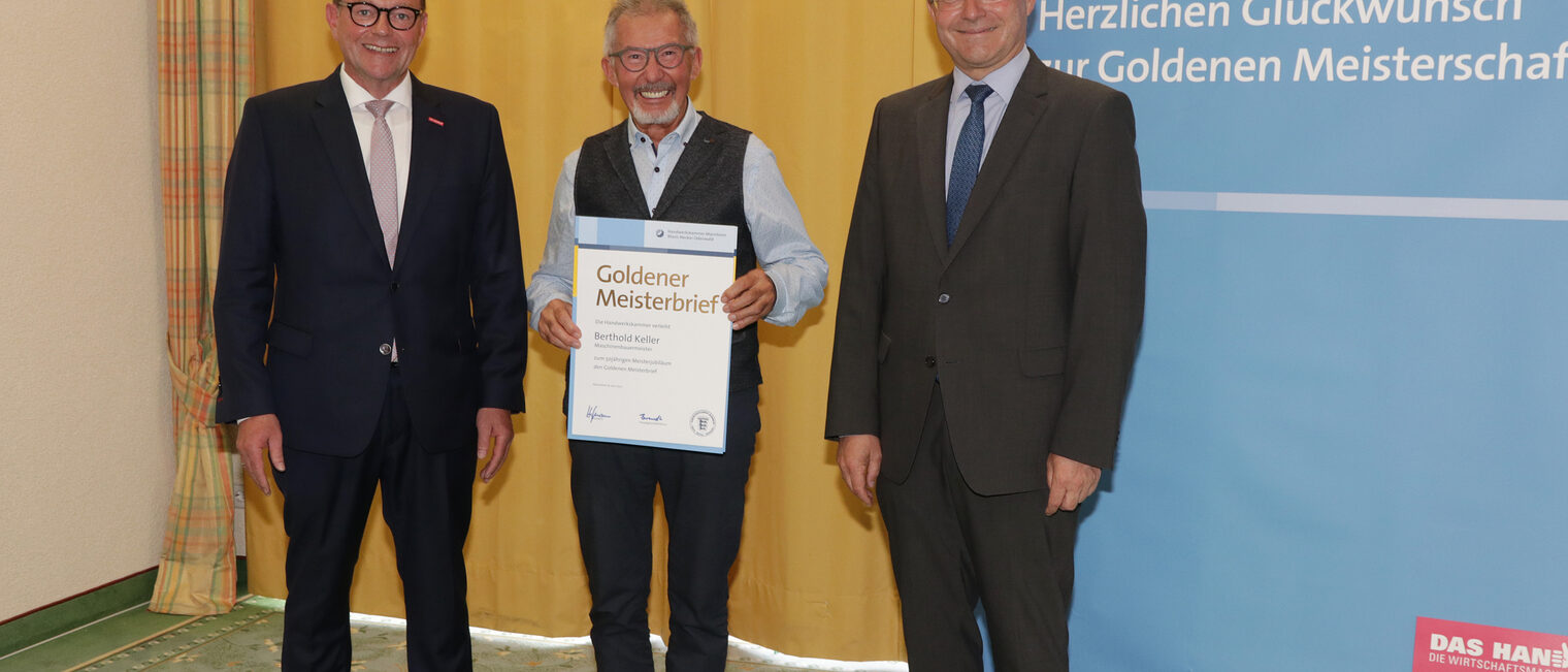 Kammerpräsident Klaus Hofmann überreicht im Hotel Prinz Karl in Buchen zusammen mit dem Landrat Dr. Achim Brötel den Goldenen Meisterbrief an Maschinenbauermeister Berthold Keller