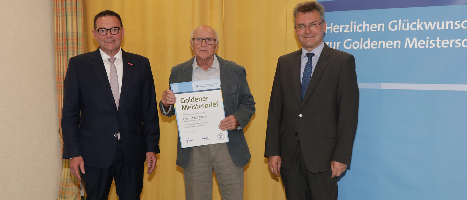 Kammerpr&auml;sident Klaus Hofmann &uuml;berreicht im Hotel Prinz Karl in Buchen zusammen mit dem Landrat Dr. Achim Br&ouml;tel den Goldenen Meisterbrief an Maschinenbauermeister Helmut Knobloch 