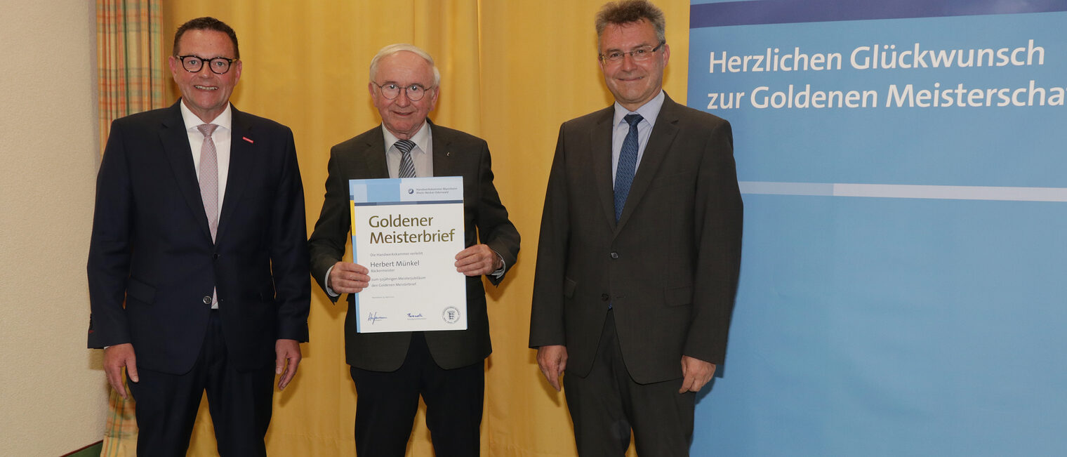 Kammerpr&auml;sident Klaus Hofmann &uuml;berreicht im Hotel Prinz Karl in Buchen zusammen mit dem Landrat Dr. Achim Br&ouml;tel den Goldenen Meisterbrief an B&auml;ckermeister Herbert M&uuml;nkel